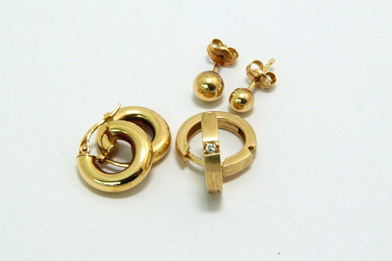 03 - Drie (3) paar gouden oorstekers - 2 x rond model en 1 x met balletjes kopen? Bied vanaf 70!