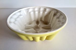 Firma Regout & Co - 2 Antieke Puddingvormen - Oud geel - met een Onderschotel - Gemerkt kopen? Bied vanaf 69!