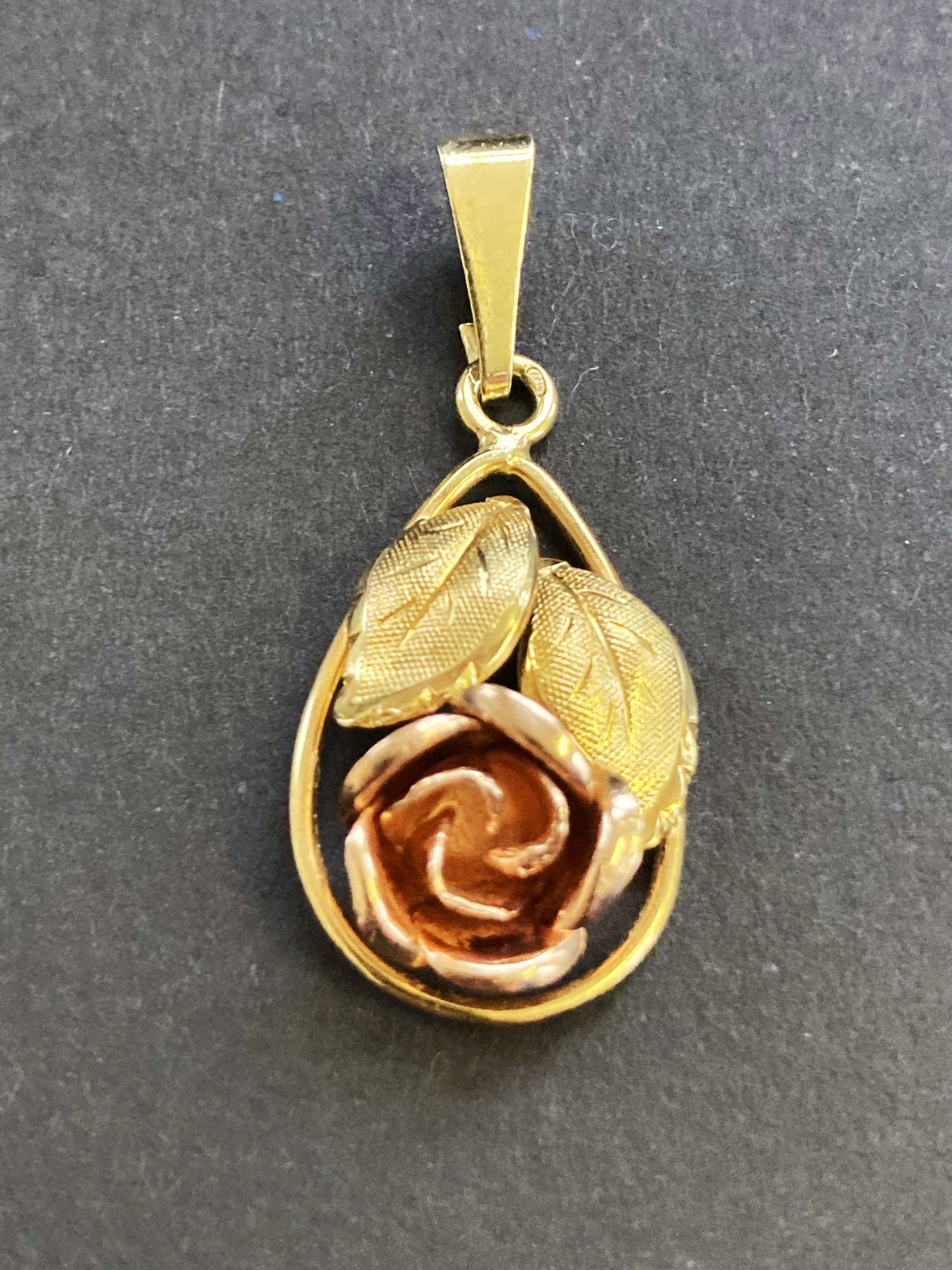 14 karaats geelgouden hanger met rosékleurige roos verkocht voor € 135!