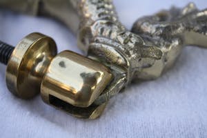 Niet of onleesbaar gesigneerd - Fraaie Oude Bronzen Vuur Vergulde Deur Klopper in Mythische Stijl. kopen? Bied vanaf 1!