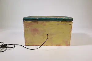 Simone ten Bosch - Houten kijkdoos met keramieken object, De rode schoentjes kopen? Bied vanaf 1!