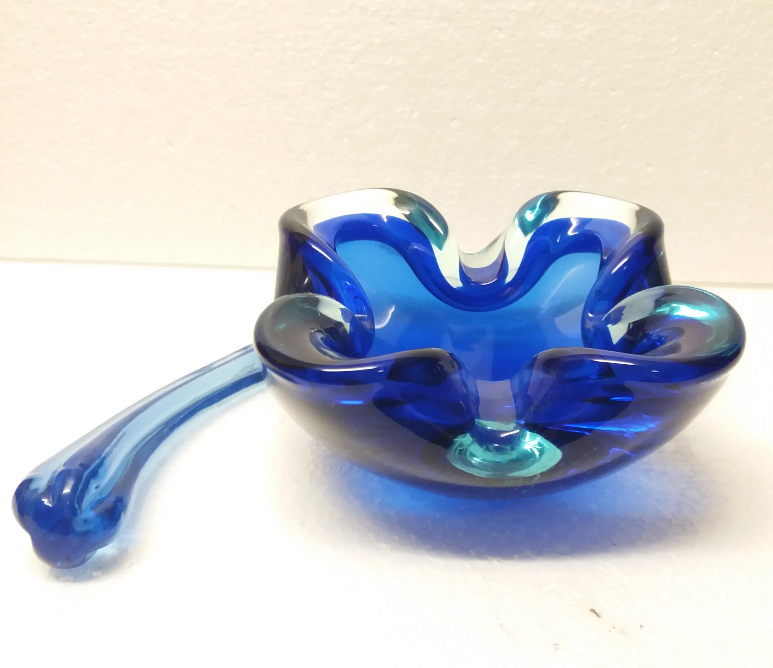 Niet of onleesbaar gesigneerd - onleesbaar signatuur Mooie glazen asbak met stamper kobalt blauw uit jaren '60 kopen? Bied vanaf 1!