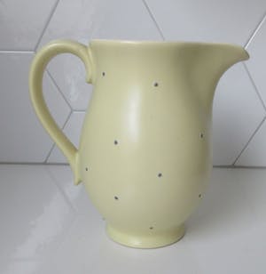 Potterie De Driehoek - Pastel gele melkkan met blauwe polka dots kopen? Bied vanaf 10!