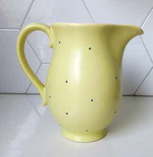 Potterie De Driehoek - Pastel gele melkkan met blauwe polka dots verkocht voor € 10!