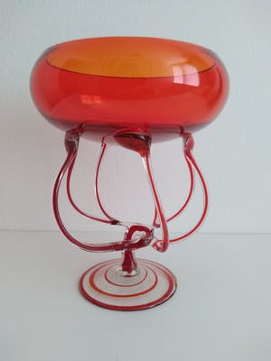 Niet of onleesbaar gesigneerd - Italiaans glas, schaal met fantasiepoot, in sprankelend rood kopen? Bied vanaf 1!