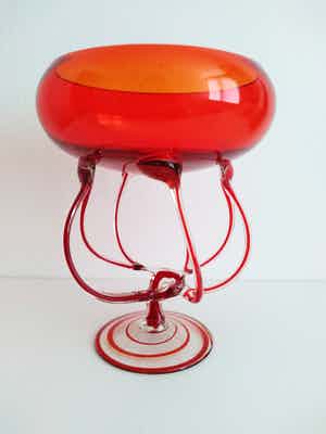 Niet of onleesbaar gesigneerd - Italiaans glas, schaal met fantasiepoot, in sprankelend rood verkocht voor € 1!