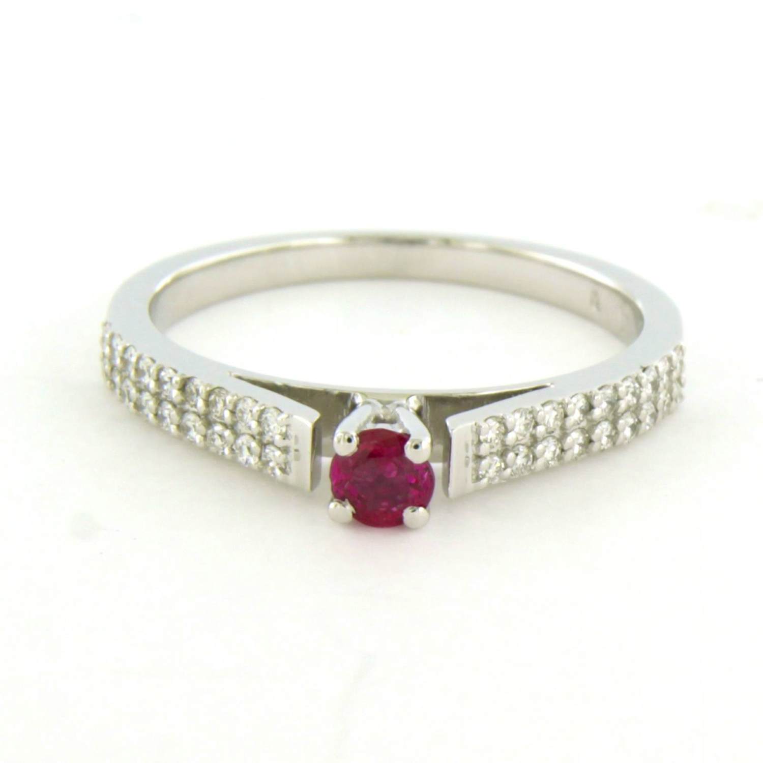 18k gouden ring met robijn tot. 0.25ct en briljant geslepen diamant tot. 0.24ct kopen? Bied vanaf 650!