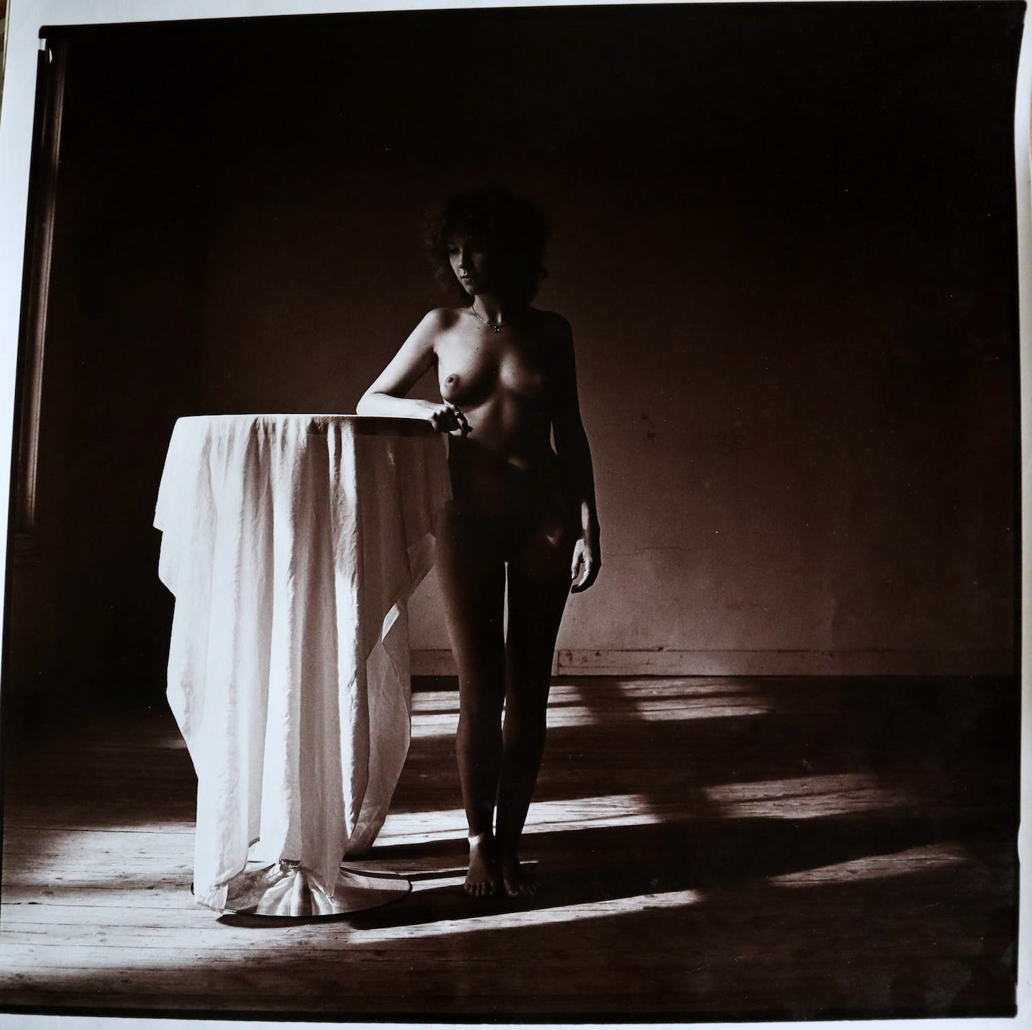 Niet of onleesbaar gesigneerd - staand vrouwelijk naakt kopen? Bied vanaf 1!