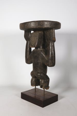 Luba - Hout, Kruk gedragen door een staand mannenfiguur kopen? Bied vanaf 1!