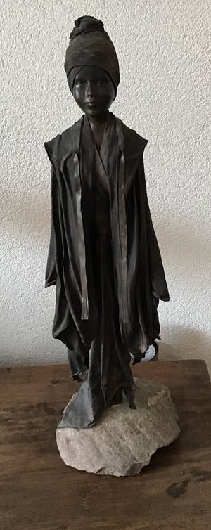 Curiosa - Beeldje van meisje op sokkel kopen? Bied vanaf 50!