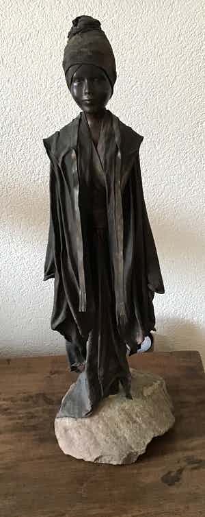 Beeldje van meisje op sokkel verkocht voor € 50!