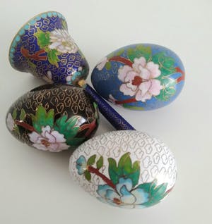 Niet of onleesbaar gesigneerd - verfijnde cloisonné eieren op standaard en een bel kopen? Bied vanaf 1!