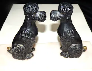 Niet of onleesbaar gesigneerd - 2 Boekensteunen van Honden kopen? Bied vanaf 1!