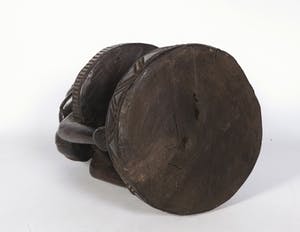 Dogon - Houten beeld van man op kruk met een watervat kopen? Bied vanaf 1!