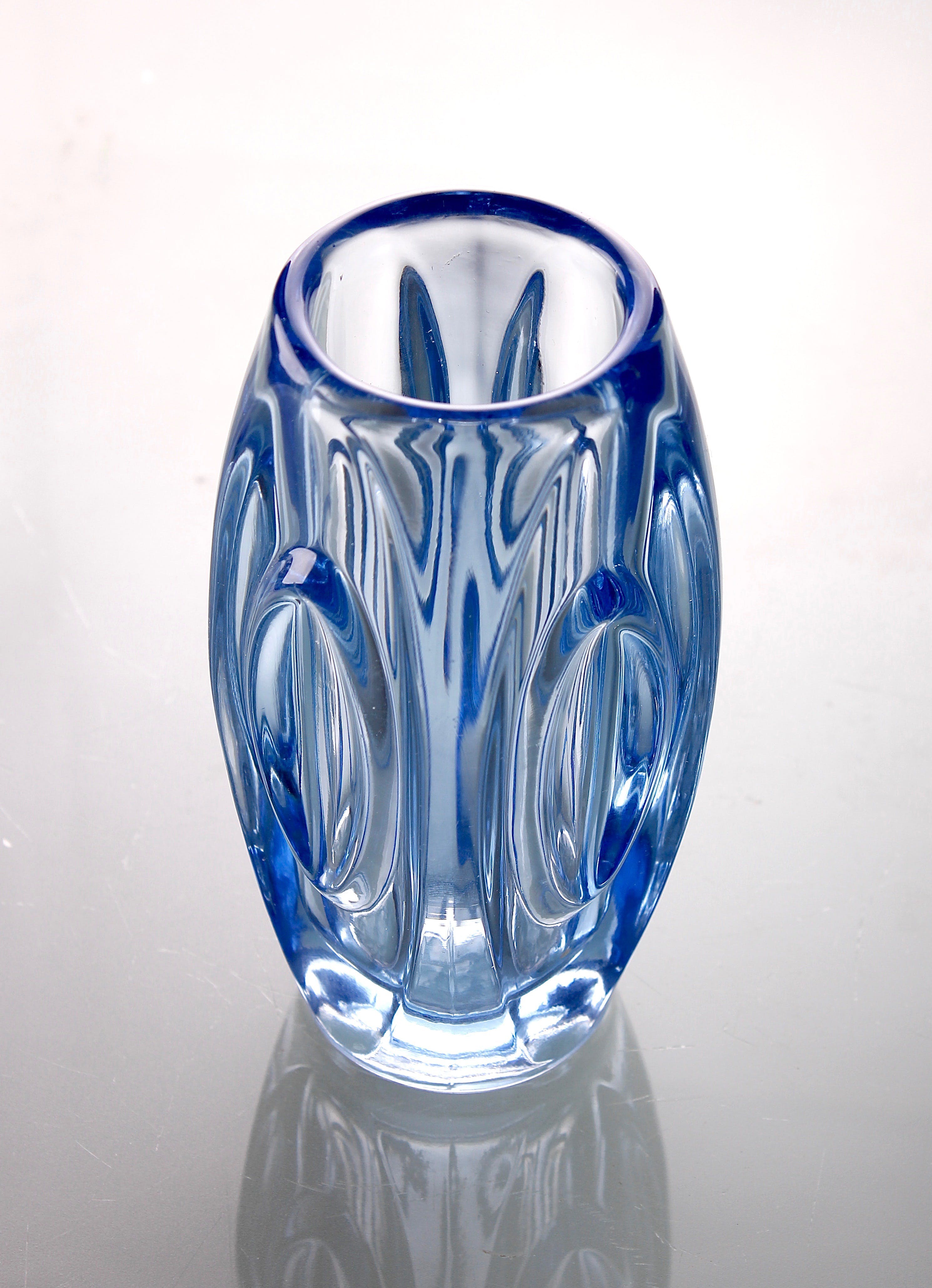 Sklo Union - Rosice - Rudolf Schrotter lichtblauwe 'Bullet' vaas | Tsjechoslowakije | 1955 kopen? Bied vanaf 19!