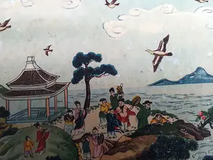 Niet of onleesbaar gesigneerd - Fraai hand beschilderd Japans dienblad met miniatuur personages kopen? Bied vanaf 1!