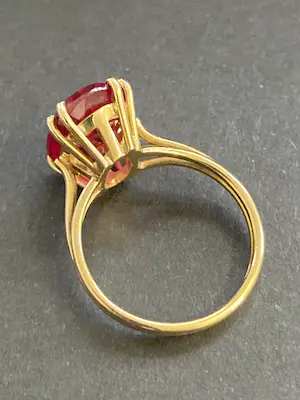 18 karaats geelgouden ring met een ovaal gefacet geslepen synthetisch robijn kopen? Bied vanaf 225!