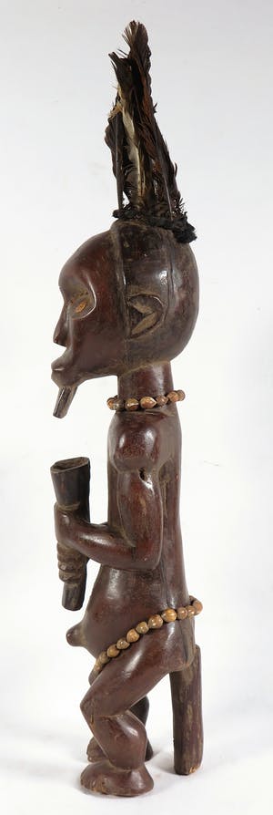 Fang - Voorouderbeeld met een drinkhoorn, kralen en verentooi kopen? Bied vanaf 1!