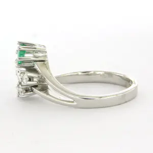 14k gouden ring met smaragd tot. 0.20ct en briljant geslepen diamant tot. 0.10ct kopen? Bied vanaf 410!