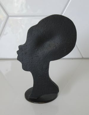 Niet of onleesbaar gesigneerd - Miniatuur bronzen buste Afrikaanse vrouw in Hagenauer stijl - ges. Gaag kopen? Bied vanaf 1!