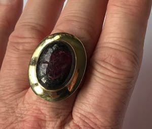 Internationaal Zilver - grote Zwitserse ring - deels goud verguld - robijn in setting kopen? Bied vanaf 110!