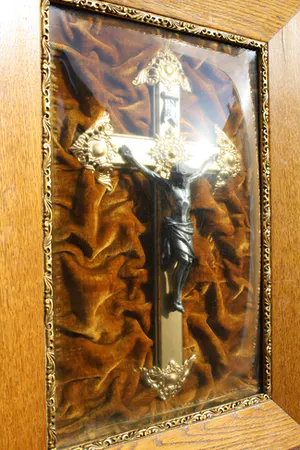 Niet of onleesbaar gesigneerd - Prachtige Bronzen Jezus aan Kruis achter Bol Glas - Fluweel, Brons, Glas kopen? Bied vanaf 1!