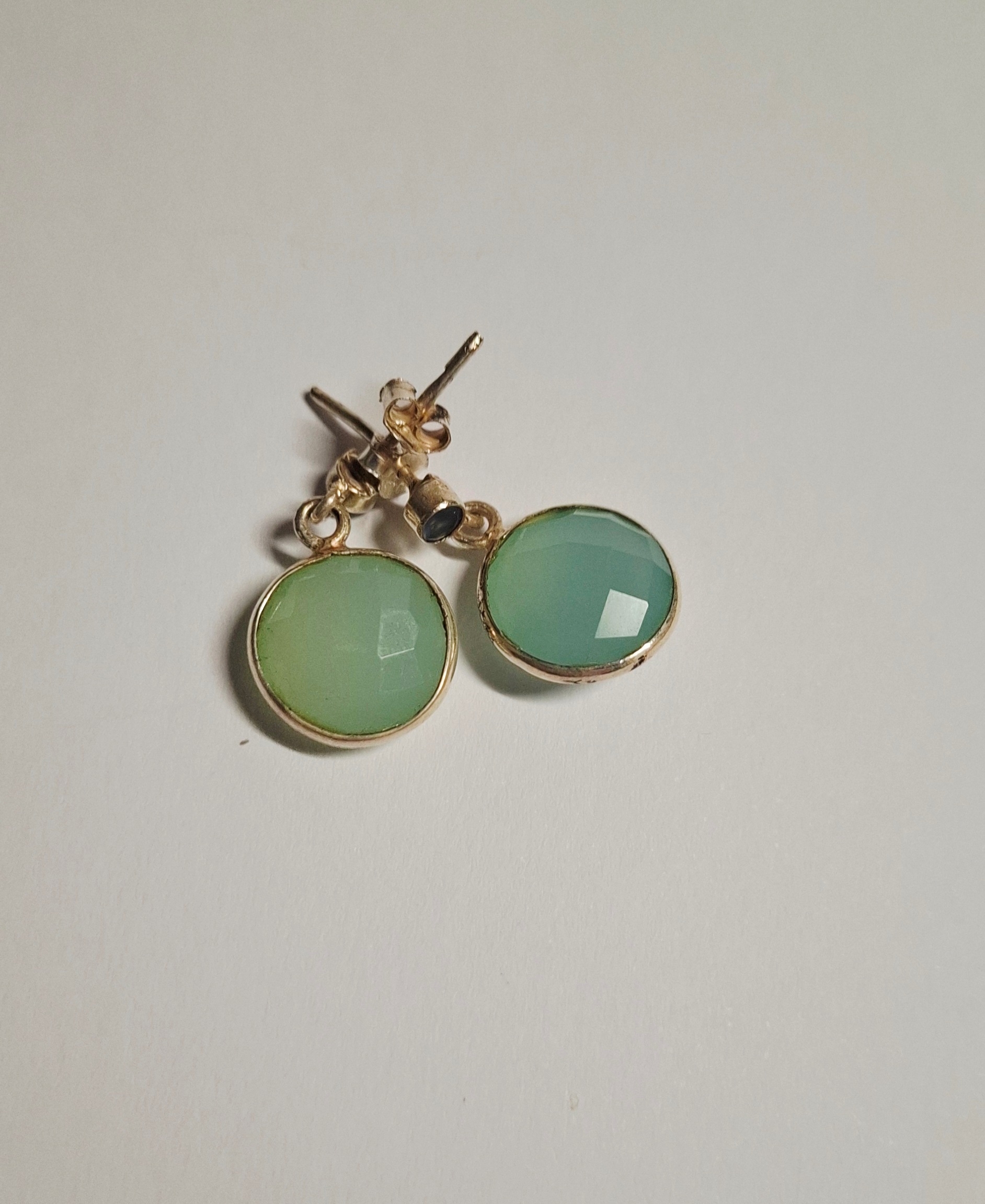 nieuwe Handgemaakte fijne zilveren oorbellen met facetge groene aqua chalcedoon kopen? Bied vanaf 30!