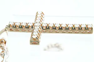 71 - Fraai 18 krt  roségouden collier en grote diamanten kruishanger (ca. 2 ct) kopen? Bied vanaf 1860!