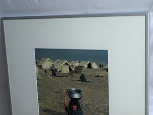 Jan Banning - Grote ingelijste foto , “Voorbereidingen voor een operatie, Cambodja” kopen? Bied vanaf 75!