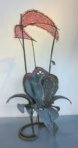 Linda Verkaaik - Zeer groot tuinobject van staal, acrylaat en mozaïek, Bloemenstoel verkauft für € 500!