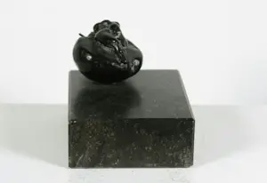 Kiny Copinga - Brons, Vrouwenfiguur op halve appel kopen? Bied vanaf 250!