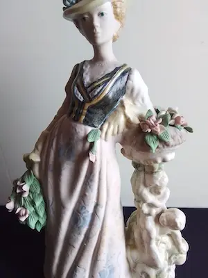Niet of onleesbaar gesigneerd - Fraai beeld van bloemen meister in Spaans porselein kopen? Bied vanaf 1!