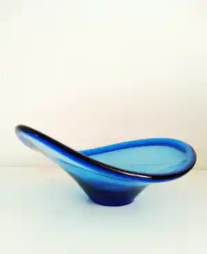 Per Lutken - (1916-1998), asymmetrische glazen schaal, prachtige blauwe kleur vendu pour 59€ !