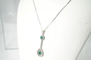 56 - Fijn 14Krt witgouden collier & (0.50ct) diamanten hanger met 2 smaragden kaufen? Bieten Sie von 360!