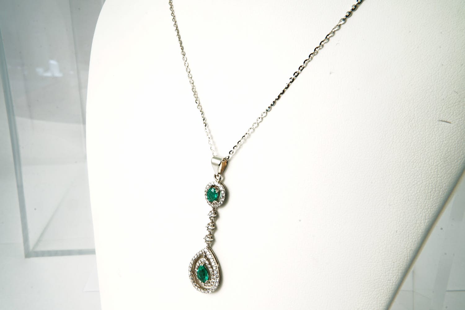 56 - Fijn 14Krt witgouden collier & (0.50ct) diamanten hanger met 2 smaragden kopen? Bied vanaf 360!