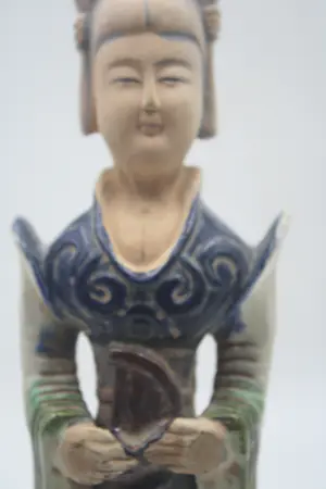 Niet of onleesbaar gesigneerd - Aardewerken Chinees Graffiguur van een Danseres met sancai (Driekleuren) loodsil kopen? Bied vanaf 1!