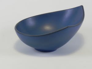 Niet of onleesbaar gesigneerd - Blauwe keramische schaal met hoekige randen kopen? Bied vanaf 1!