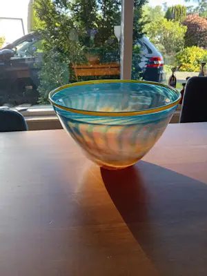 Kosta Boda - Gekleurd glazen schaal kopen? Bied vanaf 30!