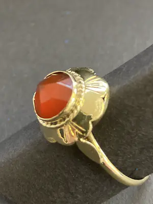 14 karaats geelgouden ring met een rond gefacceteerd geslepen carneool kopen? Bied vanaf 130!