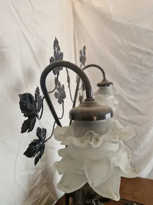 Niet of onleesbaar gesigneerd - Beeld met prachtig bronzen kopelbeeld met lampkoppel kopen? Bied vanaf 1!