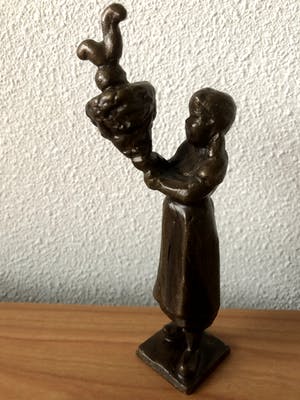 Antoinette Ruiter - Bronzen beeld meisje met kip. kopen? Bied vanaf 25!