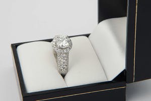 2540- witgouden diamanten dames Fantasiering- 18krt - midd.steen 1.20ct / E-F VS kopen? Bied vanaf 3400!