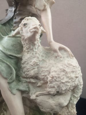 Giuseppe Armani - Capodimonte - Romantische beeld van Jonge Vrouw met Lam kopen? Bied vanaf 15!