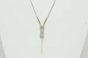 Acheter80 - Delicaat 14krt bi-color halssieraad met 5 achtkant geslepen diamantjes? Enchérissez de 160!