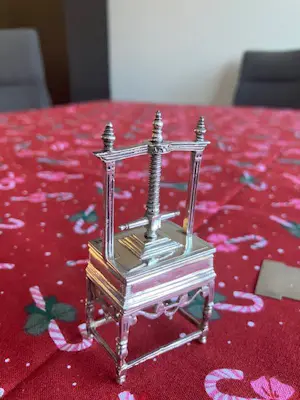 Arnoldus van Geffen - Arnoldus van Geffen zilveren miniatuur linnenpers ca. 1730 Amsterdam kopen? Bied vanaf 499!