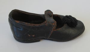 Curiosa - Twee antieke leren kinderschoenen voor een meisje kopen? Bied vanaf 1!