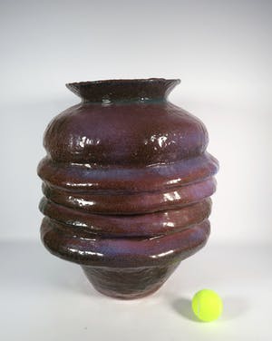 Peter von Hartsvelt Müller - Aardewerk, Bruin en paars geribbelde vaas (Groot) kopen? Bied vanaf 70!