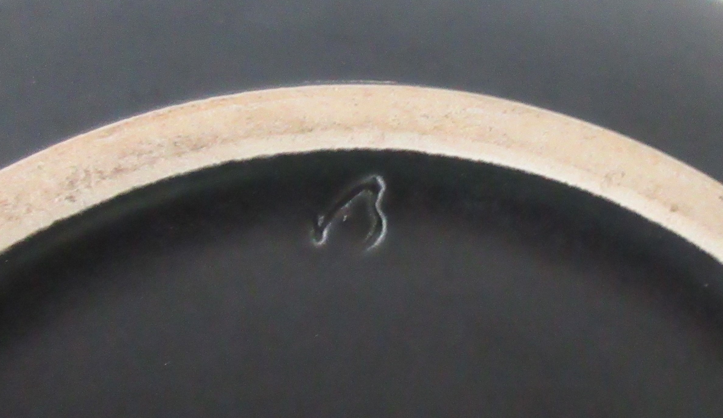 Niet of onleesbaar gesigneerd - Art Deco mat zwarte platelen discus vaas kopen? Bied vanaf 1!