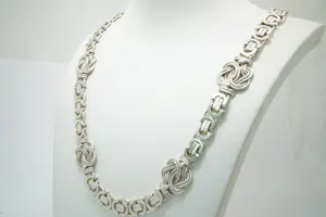 64 -  Lang (70cm) Surinaams 1e geh. zilveren konings collier met mattenkloppers kopen? Bied vanaf 220!