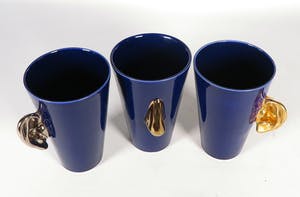 Barbara Roling - uitgevoerd door Cor Unum, Keramiek, Drieluik mokken oor-neus-oor kopen? Bied vanaf 90!